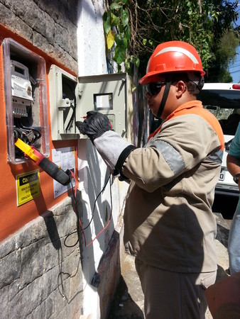 O técnico da Light em momento histórico: conectando o primeiro sistema solar na rede deles. Merecia toda atenção!